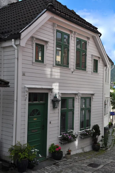 Casas de madeira brancas na parte velha de bergen, norway — Fotografia de Stock