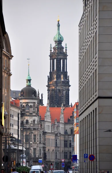 Gata i staden dresden, Tyskland - med hofkirche — Stockfoto