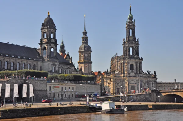 Hofkirche dresden och floden elbe, Tyskland — Stockfoto