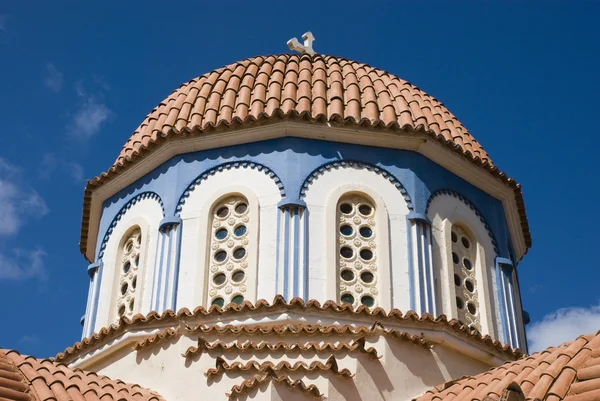 Schöne griechisch-orthodoxe Kirche auf Betoninsel — Stockfoto