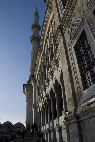 Pessoas em frente à mesquita turca, istanbul - peru — Fotografia de Stock