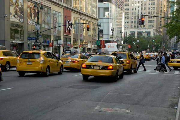 New York City sokaklarında sarı taksileri