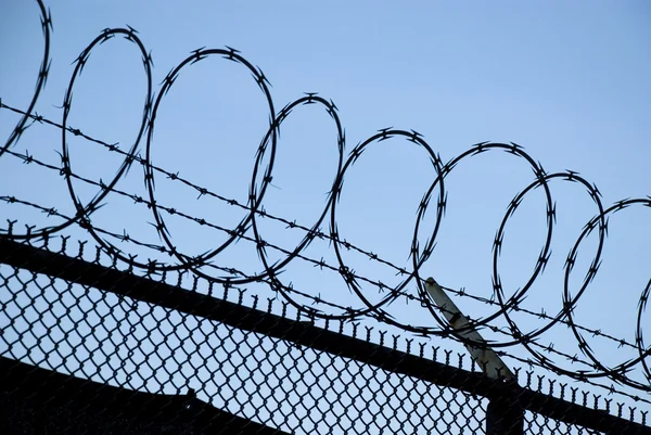 Barbwire çit - tehlike ve cezaevi — Stok fotoğraf