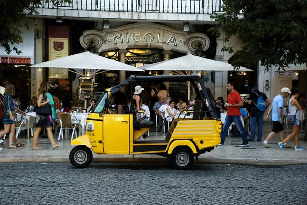 Tuk-tuk amarillo en Lisboa, Portugal —  Fotos de Stock