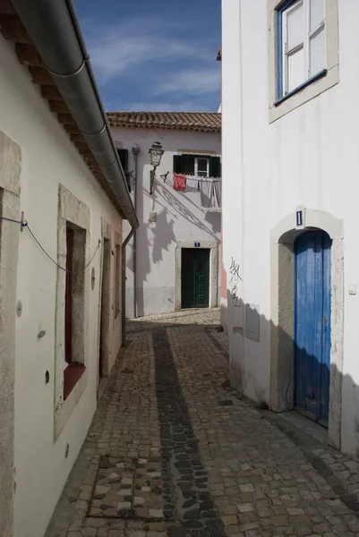 Σοκάκι και σπίτια της Alfama, το παλαιό μέρος της πόλης Λισαβόνα - Πορτογαλία — Φωτογραφία Αρχείου