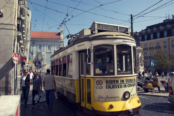 Lissabon's beroemde gele tramlijn 28 — Stockfoto
