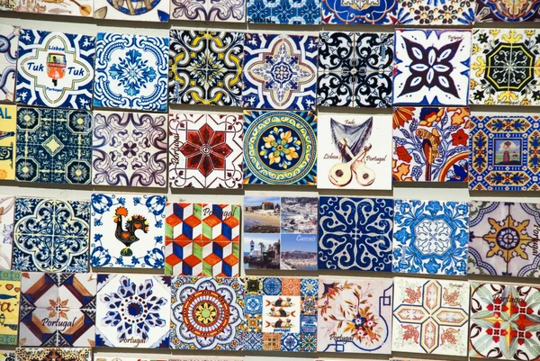 Viele bunte Azulejos, typisch portugiesische Fliesen lizenzfreie Stockbilder