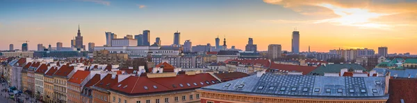 Vue panoramique de Varsovie au coucher du soleil — Photo