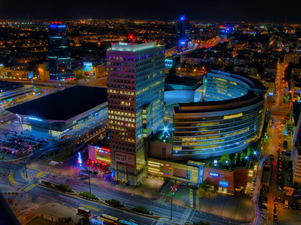Letecký panoramatický pohled na Varšavské centru v noci, z horní části paláce kultury a vědy, Varšava, Polsko — Stock fotografie