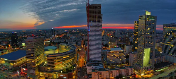 Anteni panoramik görüntülemek Warsaw adlı şehir merkezinde geceleri, üst Sarayı kültür ve bilim, Varşova, Polonya — Stok fotoğraf