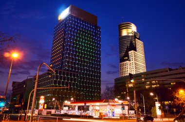 Varşova, Polonya - 28 Mart 2016: Grzybowska 78 street, ofis Prime kurumsal Merkezi, Raiffeisen Polbank ofis binası.