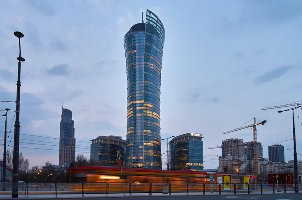 Varsovia, Polonia - 28 de marzo de 2016: Edificio de oficinas Warsaw Spire en construcción — Foto de Stock