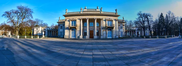 El Palacio Lazienki temprano en la mañana, Varsovia, Polonia — Foto de Stock