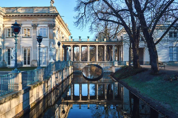 El Palacio Lazienki temprano en la mañana, Varsovia, Polonia — Foto de Stock