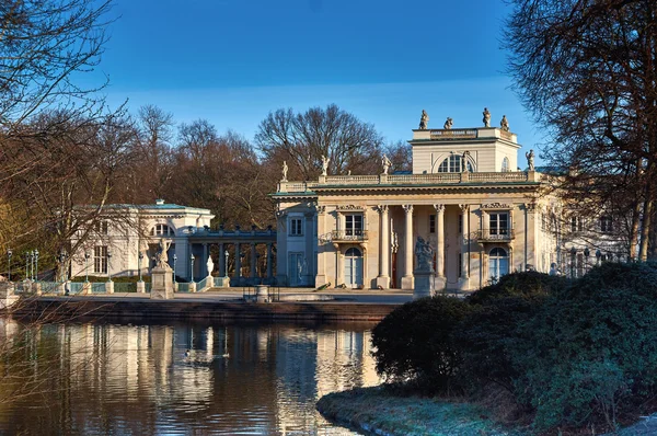 Lazienki palác brzy ráno, Varšava, Polsko — Stock fotografie