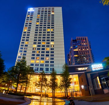 Warsaw, Polonya - 25 Mayıs 2016: Avrupa - Europejski - kare Hilton Hotel, gece görünümü.