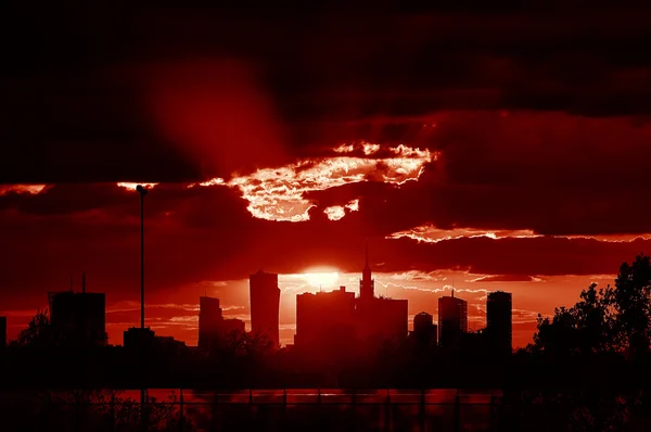 Warsaw, Polen - 04 mei 2016: Zonsondergang in het centrum van de stad, met silhouetten paleis cultuur en Science - Pkin - wolkenkrabbers. — Stockfoto