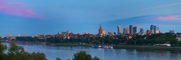 Warszawa - 25 maja 2016: Zachód słońca w centrum stolicy z drapaczami chmur i historycznego starego miasta — Zdjęcie stockowe