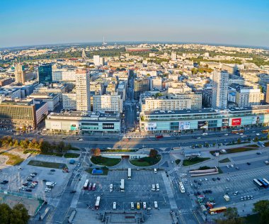 Varşova, Polonya - 27 Ağustos 2016: Gün batımında Polonya Başkenti'nin şehir merkezine, en iyi Saray Kültür ve Bilim'den panoramik manzara: Palac Kultury i Nauki, pkin olarak da kısaltılmış.