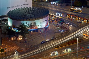 Varşova, Polonya - 27 Ağustos 2016: Rotunda Pko'nun havadan panoramik manzarası - Marszalkowska st. 100/102'de bulunan Pko Bp Bank binası Varşova, Polonya'daki Dmowski kavşağında