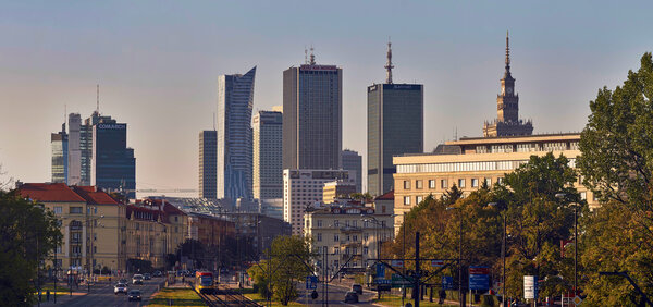 Варшава, Польша - 27 августа 2016 г.: Панорамный вид на центр города на закате, с Дворцом культуры и науки, Польский: Palac Kultury i Nauki, также сокращенно PKiN
.