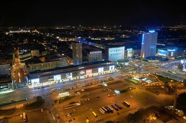 Varsovia, Polonia - 27 de agosto de 2016: Vista panorámica aérea al centro de la capital polaca por la noche, desde el Palacio Cultura y Ciencia: Palac Kultury i Nauki, también abreviado PKiN . — Foto de Stock