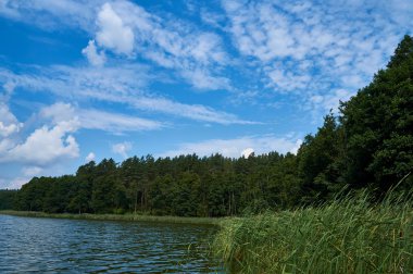Güzel panoramik Mazury bölgesinde, Polonya Lemiet Gölü. Fantastik seyahat hedef.