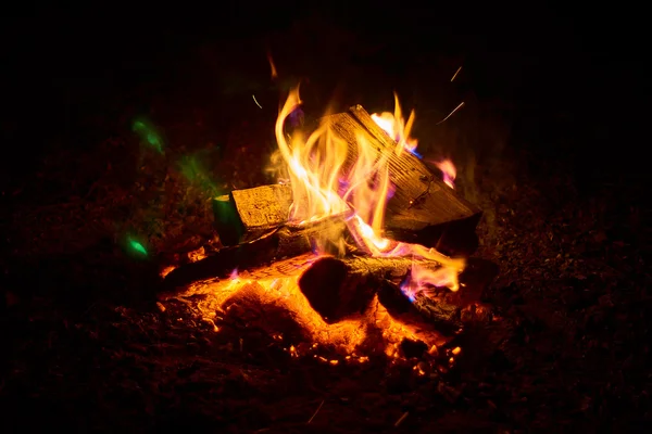 Pięknej nocy ognisko nad jeziorem Lemiet w dzielnicy Mazury, Polska. Fantastyczna podróż przeznaczenia. — Zdjęcie stockowe