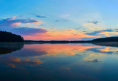 Lemiet Gölü Mazury bölgesinde, Polonya üzerinden günbatımı güzel panoramik manzaralı. Fantastik seyahat hedef.