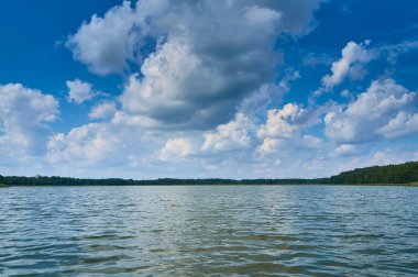 Güzel panoramik Mazury bölgesinde, Polonya Lemiet Gölü. Fantastik seyahat hedef.