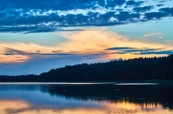 Nádherný panoramatický výhled na západ slunce nad Lemiet jezerem okresu Mazury, Polsko. Cíl fantastické cesty. — Stock fotografie
