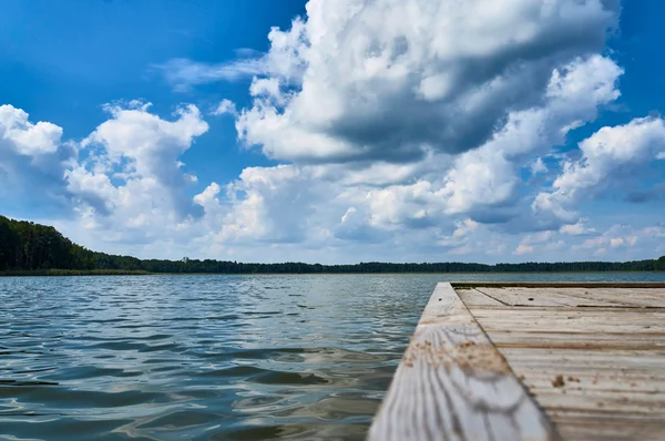 Boş yaya köprüsü üzerinde güzel Lemiet göl Mazury bölgesinde, Polonya. Fantastik seyahat hedef. — Stok fotoğraf