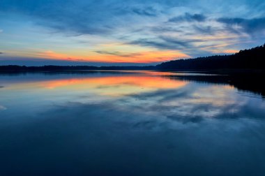 Lemiet Gölü Mazury bölgesinde, Polonya üzerinden günbatımı güzel panoramik manzaralı. Fantastik seyahat hedef.