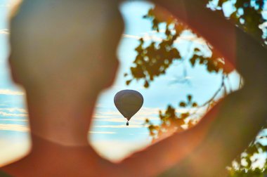 Lemiet Gölü Mazury bölgesinde, Polonya üzerinden uçan balon güzel manzarasına. Fantastik seyahat hedef.