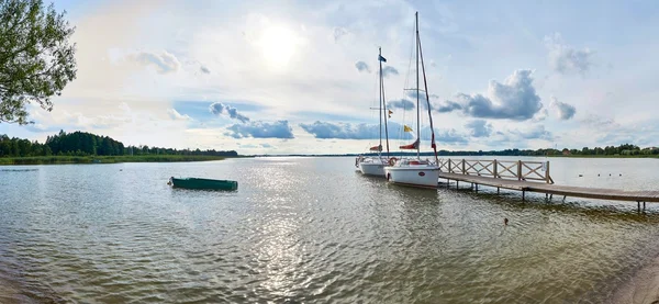 Ogonki, Mazury district / Polska - 03 sierpnia 2016 roku. Piękny panoramiczny widok na jezioro Lemiet w dzielnicy Mazury, Polska. Fantastyczna podróż przeznaczenia. — Zdjęcie stockowe