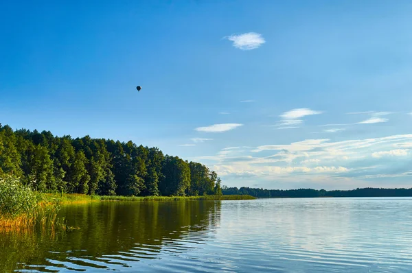 Beautiful panoramic view of the Lemiet lake in Mazury district, Poland with flying balloon. Fantastic travel destination. — Stock Photo, Image