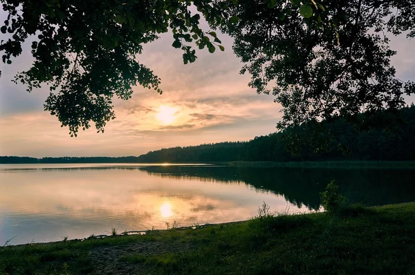 Gyönyörű panorámával a naplementét több mint Lemiet tó található Mazury, Lengyelország. Fantasztikus úti cél. — Stock Fotó