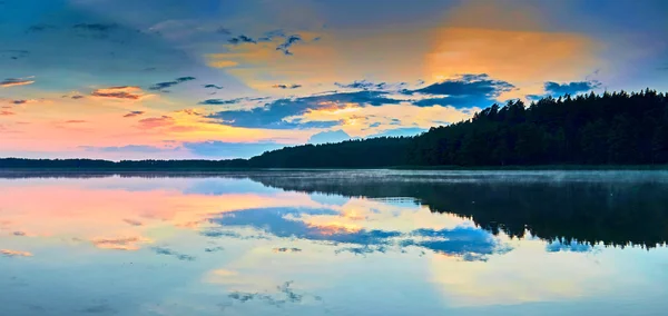 Панорамный вид на закат над озером Лемеет в Майском районе Польши. Направление для путешествий . — стоковое фото