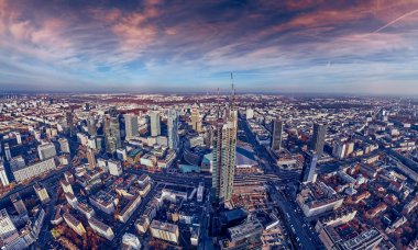 WARsaw, POLAND - 19, 2020: Varşova Şehri Gökdelenleri, PKiN ve Varso Kulesi 'nde (Avrupa Birliği' nin en yüksek gökdeleni) güzel panoramik hava aracı görüntüsü,
