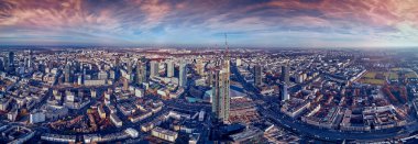 WARsaw, POLAND - 19, 2020: Varşova Şehri Gökdelenleri, PKiN ve Varso Kulesi 'nde (Avrupa Birliği' nin en yüksek gökdeleni) güzel panoramik hava aracı görüntüsü,