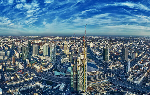 ВАРШАВА, ПОЛЬША - 19 НОЯБРЯ 2020 г.: Прекрасный панорамный вид с воздуха на небоскребы Варшавы, PKiN и башню Варсо (самый высокий небоскреб в Европейском Союзе) в стадии строительства, ЕС