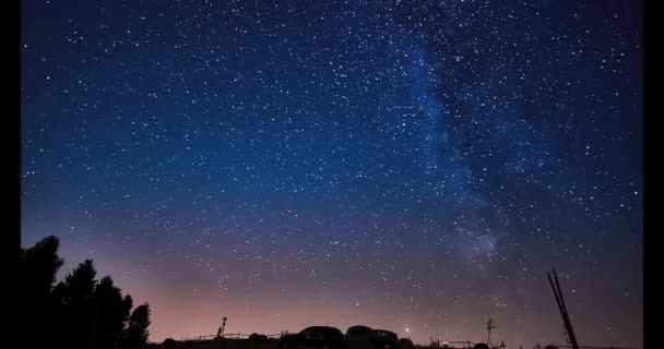 星の道夜の星空 夜の地平線で乳白色の方法でタイムラプス4Kの映像 美しい暗い日の時間 白輝く 星の道が転がる 8月の快晴 ポーランド カズビー — ストック動画