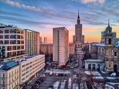 All Saints Kilisesi 'nin güzel panoramik hava aracı görüntüsü. Grzybowski Meydanı, Varşova Şehri Gökdelenleri, PKiN ve Varso Kulesi' nde inşa halinde olan Roma Katolik kilisesi. Varşova, Polonya.