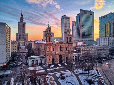 All Saints Kilisesi 'nin güzel panoramik hava aracı görüntüsü. Grzybowski Meydanı, Varşova Şehri Gökdelenleri, PKiN ve Varso Kulesi' nde inşa halinde olan Roma Katolik kilisesi. Varşova, Polonya.