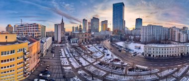 All Saints Kilisesi 'nin güzel panoramik hava aracı görüntüsü. Grzybowski Meydanı, Varşova Şehri Gökdelenleri, PKiN ve Varso Kulesi' nde inşa halinde olan Roma Katolik kilisesi. Varşova, Polonya.