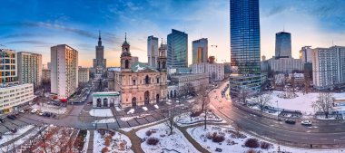 All Saints Kilisesi 'nin güzel panoramik hava aracı görüntüsü. Grzybowski Meydanı, Varşova Şehri Gökdelenleri, PKiN ve Varso Kulesi' nde inşa halinde olan Roma Katolik kilisesi. Varşova, Polonya.