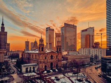 All Saints Kilisesi 'nin güzel panoramik hava aracı görüntüsü. Grzybowski Meydanı, Varşova Şehri Gökdelenleri, PKiN ve Varso Kulesi' nde inşa halinde olan Roma Katolik kilisesi. Varşova, Polonya.