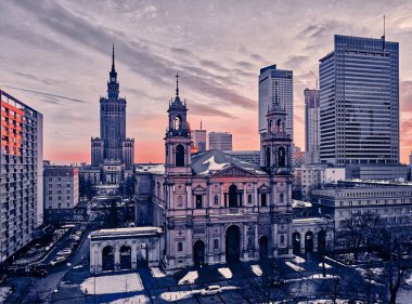All Saints Kilisesi 'nin güzel panoramik hava aracı görüntüsü. Grzybowski Meydanı, Varşova Şehri Gökdelenleri, PKiN ve Varso Kulesi' nde inşa halinde olan Roma Katolik kilisesi. Varşova, Polonya.