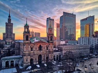All Saints Kilisesi 'nin güzel panoramik hava aracı görüntüsü. Grzybowski Meydanı, Varşova Şehri Gökdelenleri, PKiN ve Varso Kulesi' nde inşa halinde olan Roma Katolik kilisesi. Varşova, Polonya.