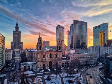 All Saints Kilisesi 'nin güzel panoramik hava aracı görüntüsü. Grzybowski Meydanı, Varşova Şehri Gökdelenleri, PKiN ve Varso Kulesi' nde inşa halinde olan Roma Katolik kilisesi. Varşova, Polonya.